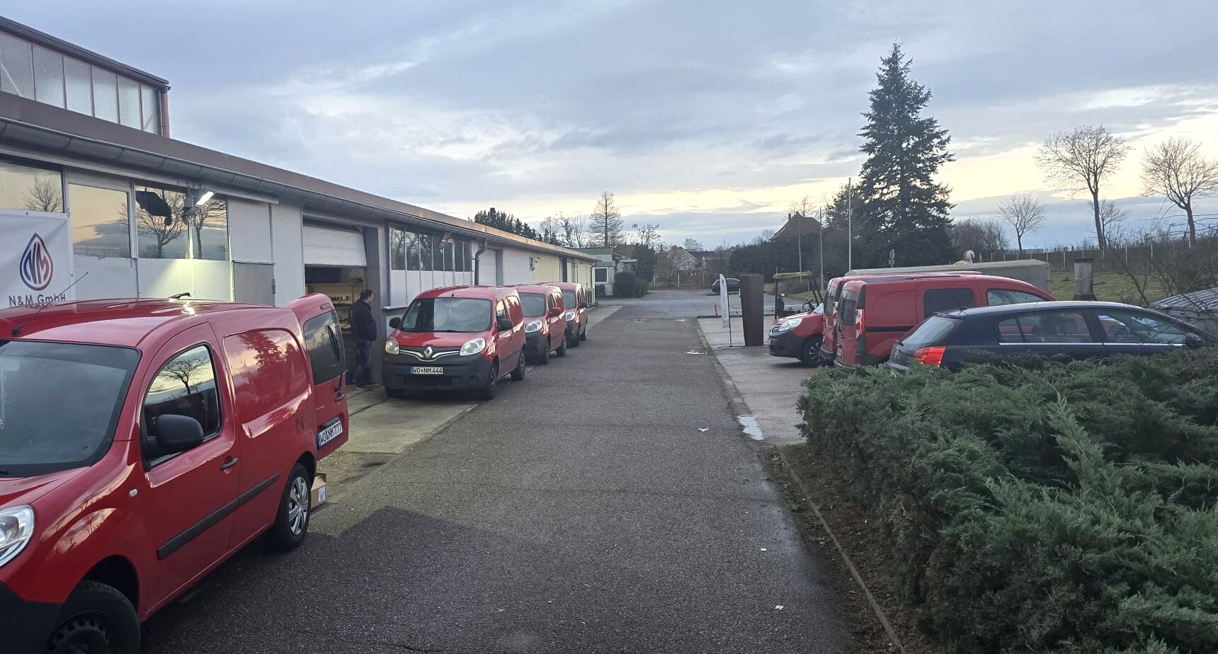 Betriebshof der N&M GmbH in Worms mit den roten Servicefahrzeugen